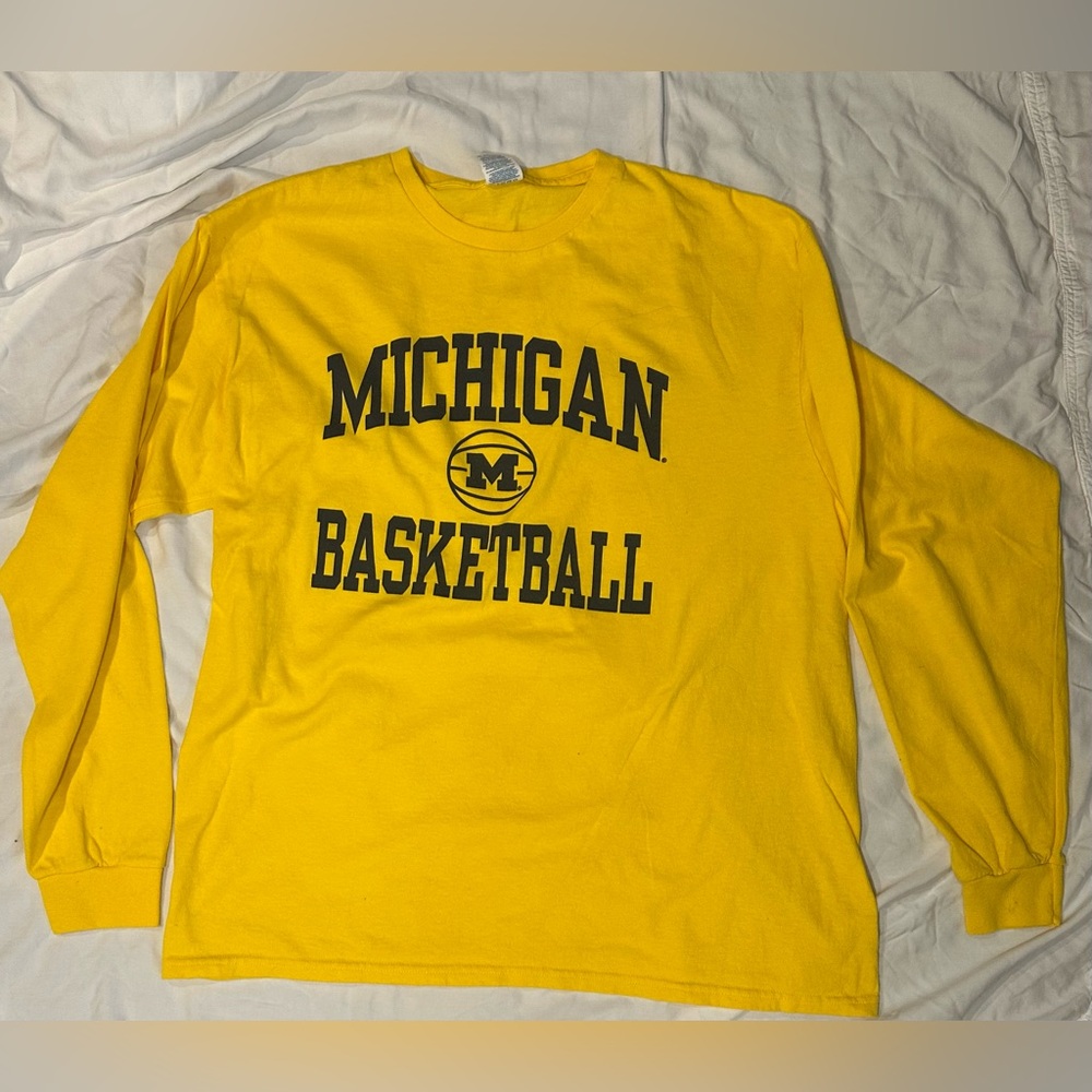 University of Michigan Basketball yellow, blue crewneck long sleeve T. size XL